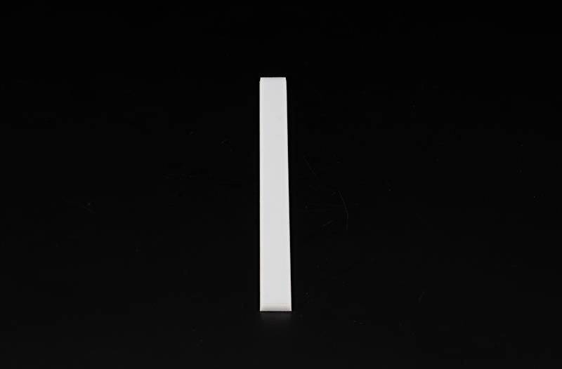 Pojedynczy biały prostokątny pasek na czarnym tle.