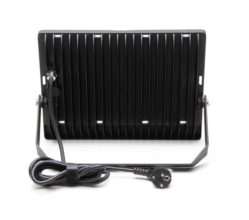 Prostokątny, czarny reflektor LED widziany od tyłu, z pionowymi żebrami chłodzącymi, przewodem sieciowym i regulowanym uchwytem montażowym.