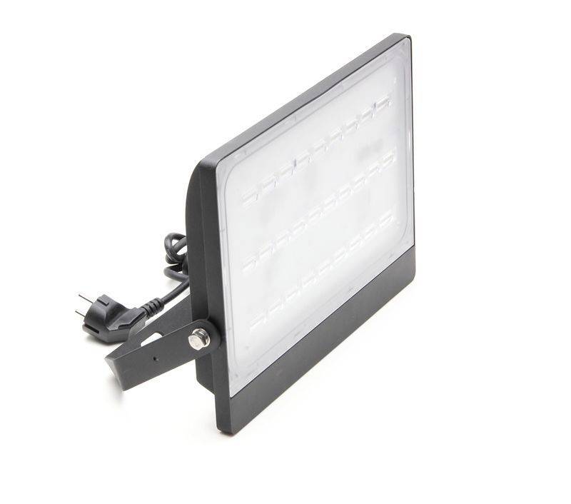 Czarny reflektor LED z prostokątną ramką i przezroczystą przednią osłoną, widziany z boku. Wyposażony w przewód sieciowy z wtyczką.
