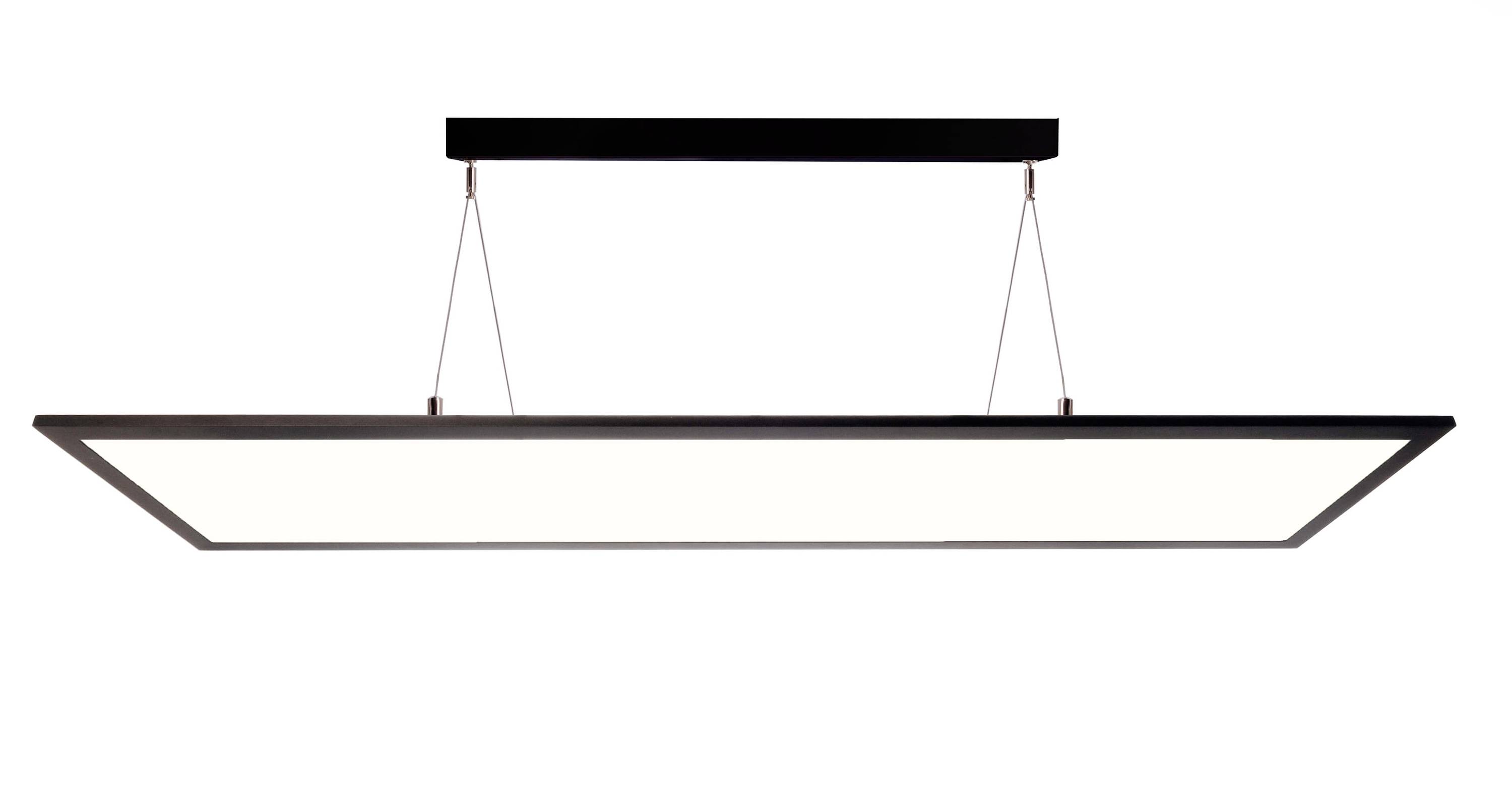 Prostokątna lampa sufitowa LED z czarną ramą, zawieszona na dwóch cienkich linkach metalowych.