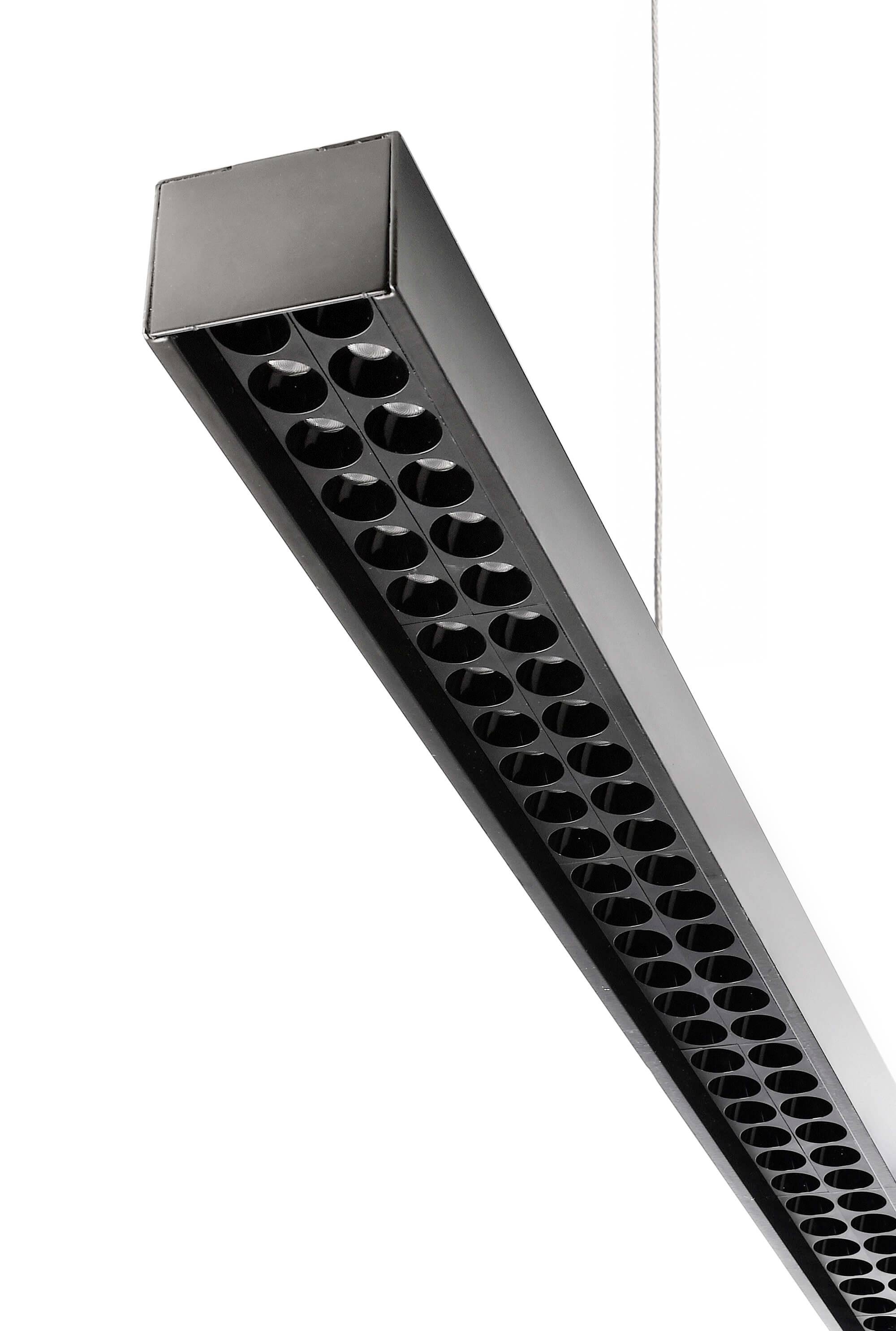 Nowoczesna czarna lampa wisząca z prostokątną metalową obudową i wieloma okrągłymi źródłami światła. Odpowiednia do oświetlenia biurowego.