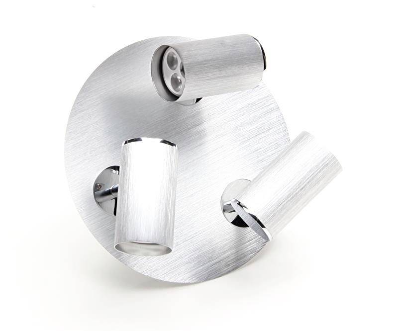 Srebrna, trzyramienne, regulowana lampa sufitowa z okrągłymi, cylindrycznymi reflektorami. Idealna do akcentowego oświetlenia wnętrz.