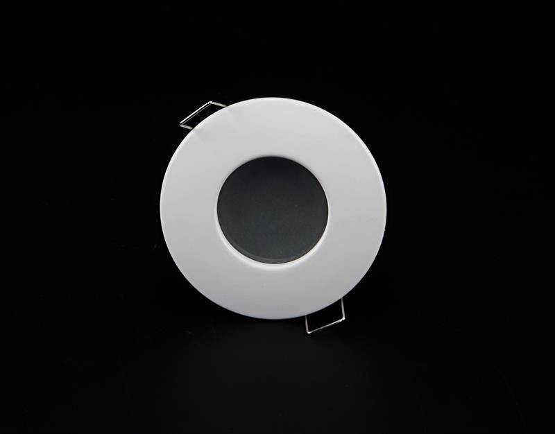 Okrągła, biała lampa sufitowa LED na czarnym tle. Posiada centralne wycięcie i boczne mocowania.