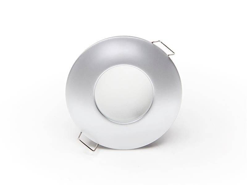 Srebrna, okrągła lampa sufitowa LED z matowym szkłem pośrodku i zaciskami mocującymi po obu stronach.