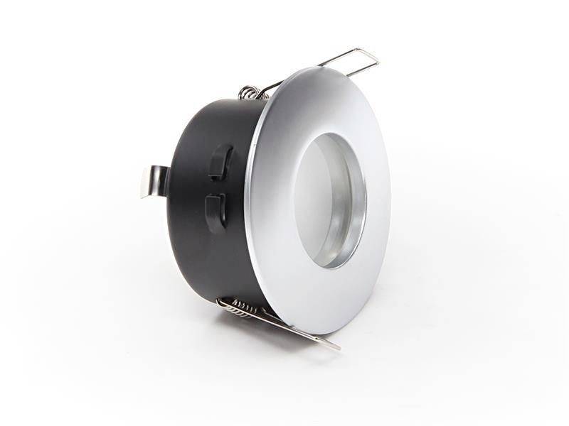 Okrągła, srebrna lampa wpuszczana z czarną obudową i dwoma metalowymi zaciskami po bokach, odpowiednia do montażu w suficie.