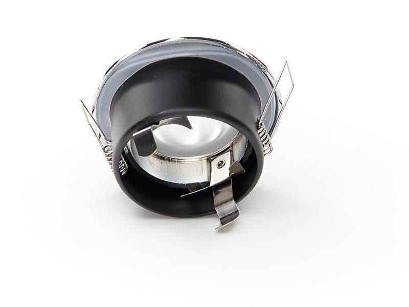 Okrągły reflektor wpuszczany wykonany z metalu z zaciskami mocującymi. Nadaje się do instalacji oświetleniowych sufitowych.