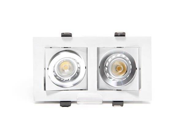 Prostokątna lampa sufitowa z dwoma okrągłymi lampami LED w srebrnej obudowie.