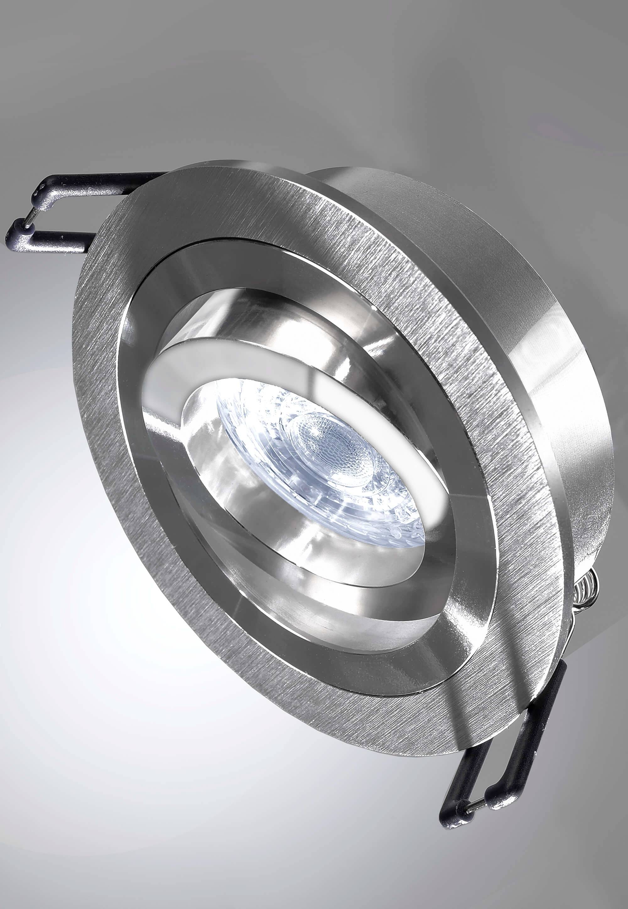 Okrągły, srebrny spot LED ze stali nierdzewnej o szczotkowanej powierzchni, przeznaczony do montażu sufitowego. Emituje zimne, białe światło.