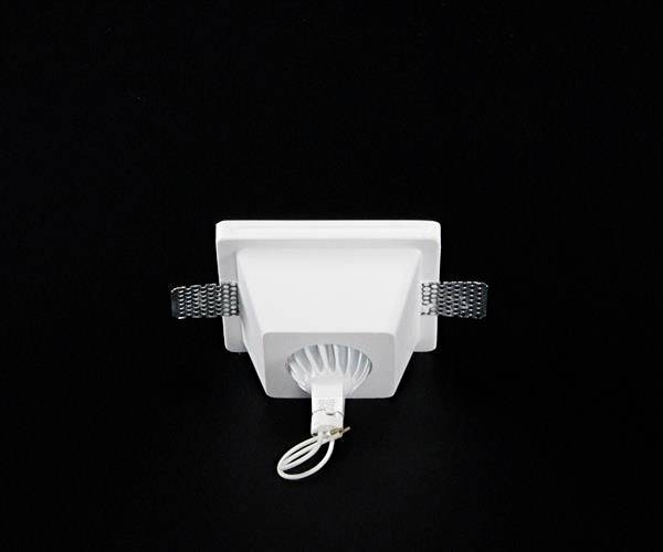 Biała oprawa podtynkowa z kwadratową ramką i dwoma uchwytami bocznymi, na czarnym tle.