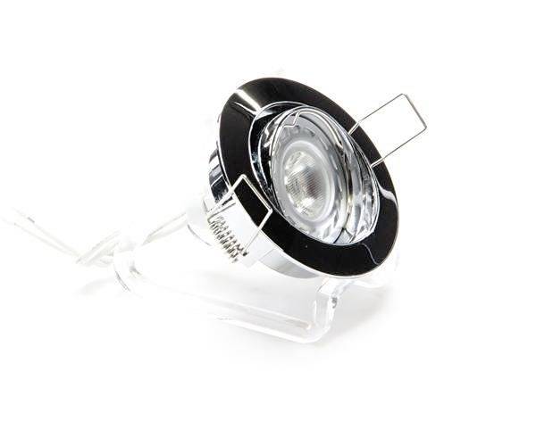 Srebrny spot wpuszczany z chromowaną osłoną i widoczną żarówką. Idealny do nowoczesnego oświetlenia wnętrz.