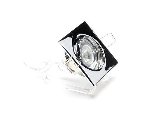 Kwadratowa oprawa LED wpuszczana w sufit z srebrną ramką na białym tle, prezentująca nowoczesne rozwiązanie oświetleniowe.