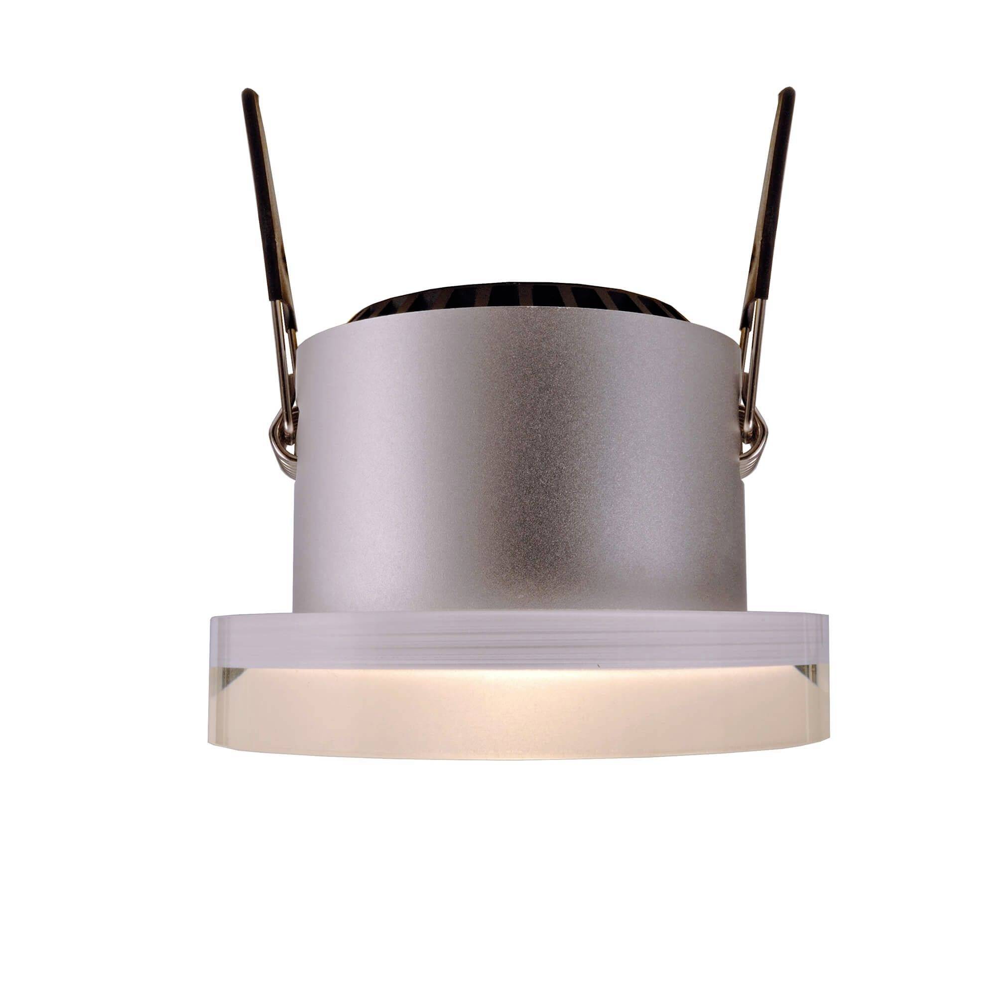 Srebrzysta oprawa wpuszczana z szeroką ramką i dwoma uchwytami bocznymi. Emituje jasne światło i nadaje się do montażu sufitowego.