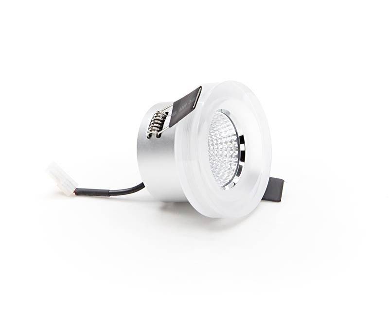 Cylindryczna, srebrna oprawa LED z przezroczystą szklaną osłoną i czarnym przewodem zasilającym. Nadaje się do montażu sufitowego.