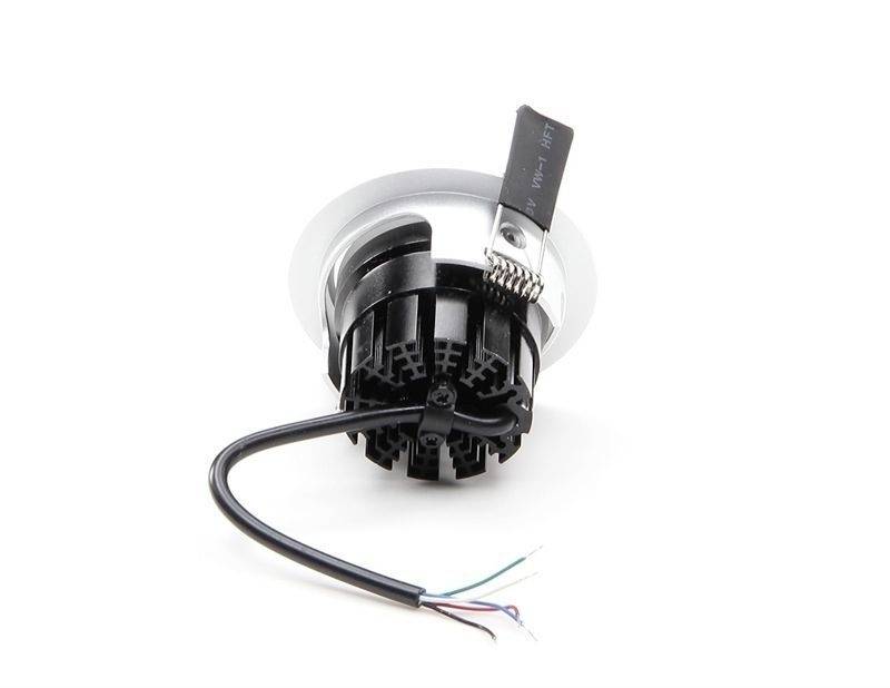 'Pojedynczy elektryczny reflektor LED z czarnym radiatorem i widocznymi przewodami na białym tle.'