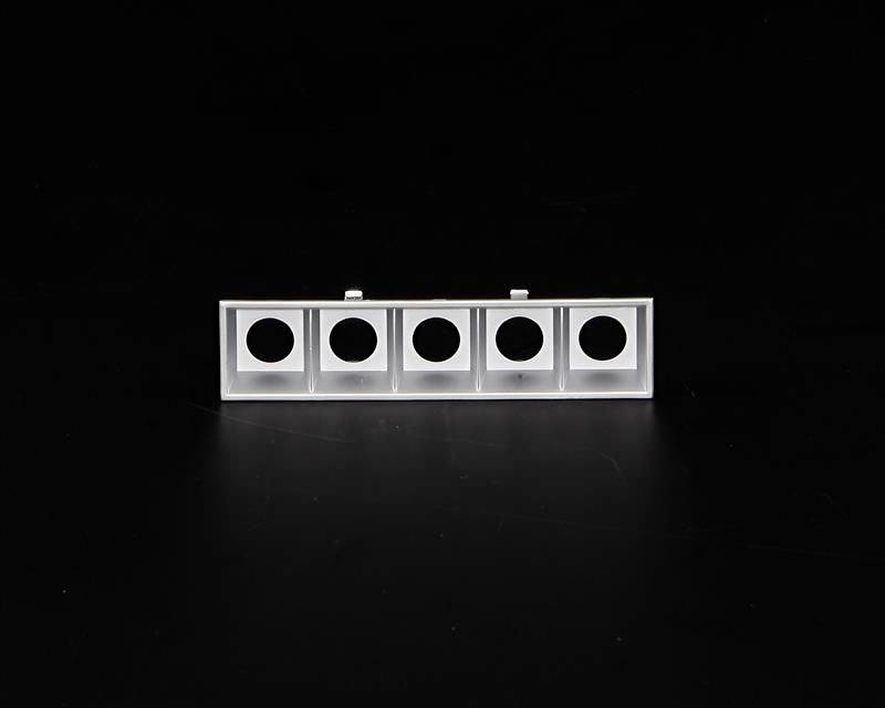 Pięć kwadratowych ram z okrągłymi otworami na czarnym tle.