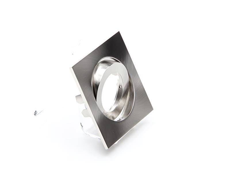 Kwadratowy, srebrny uchwyt reflektora w skośnym ujęciu, odpowiedni do montażu sufitowego lub ściennego.