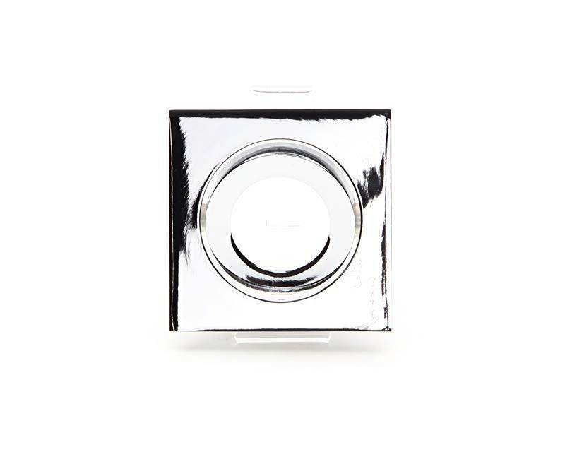 Kwadratowa, błyszcząca metalowa płyta z okrągłym otworem pośrodku. Stanowi dekoracyjny element o refleksyjnej powierzchni.