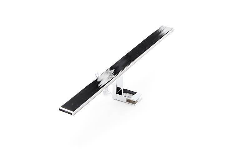 Chromowany kran z długą, smukłą dźwignią, prezentujący nowoczesny, minimalistyczny styl.