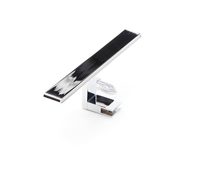 Nowoczesna, prostokątna lampa LED z chromowaną obudową, odpowiednia do zamontowania nad lustrem lub na ścianie.