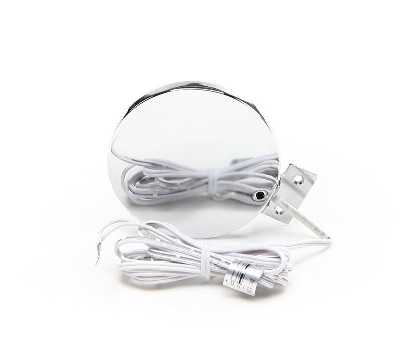 Srebrny obiektyw kamery lustrzanej z długim przewodem podłączeniowym, sfotografowany na białym tle.