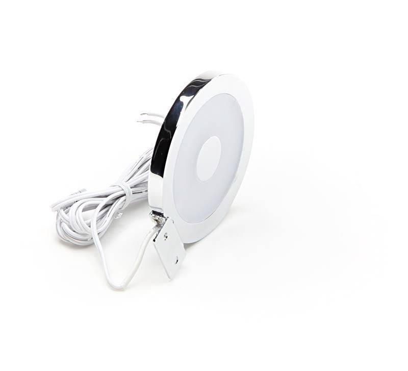 Okrągłe światło LED z srebrną ramką, podłączone białym przewodem.