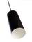 Czarna, cylindryczna lampa wisząca na białym tle, zawieszona na przewodzie. Minimalistyczny design do nowoczesnych przestrzeni.