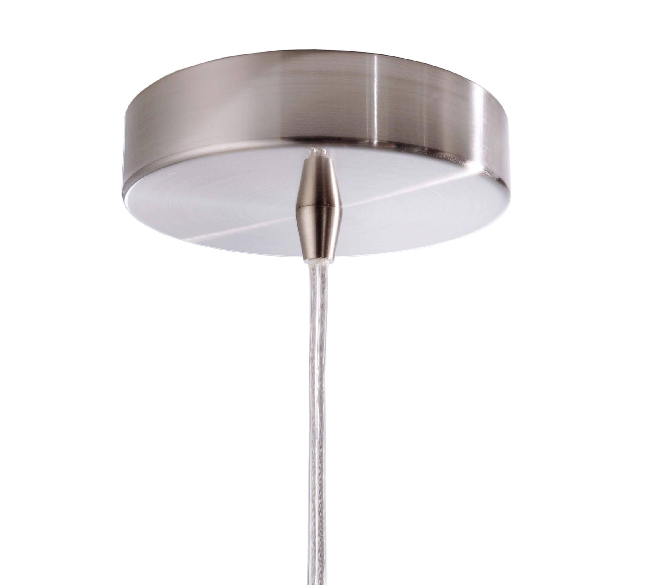 Uchwyt sufitowy wykonany z szczotkowanego metalu z wiszącym, srebrnym mocowaniem przewodu lampowego.