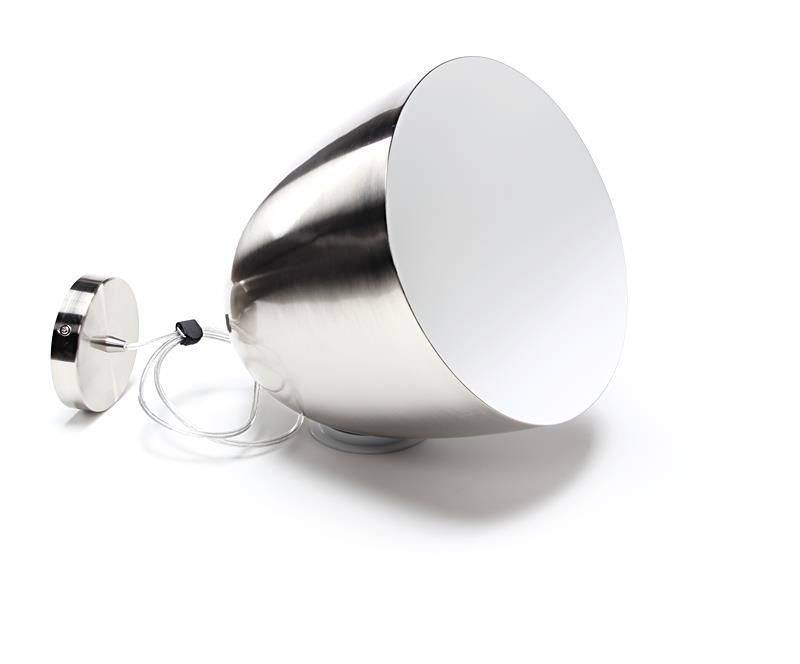 Nowoczesny kinkiet metalowy w kształcie stożka z przewodem zasilającym i okrągłą podstawą naścienną na białym tle.