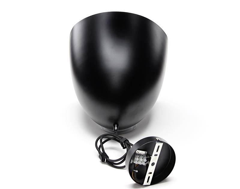 Metalowa oprawa lamp w kolorze czarnym z przewodami, gotowa do montażu. Otwarta forma zapewnia łatwy dostęp do elektroniki.