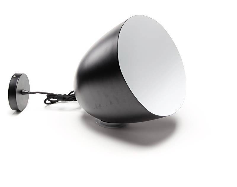 Nowoczesna, czarna lampa biurkowa z dużym, lejkowatym kloszem i przewodem. Idealna do kierunkowego oświetlenia na biurku.