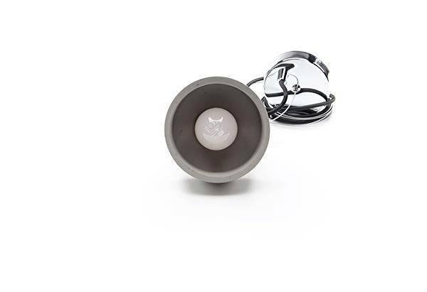 Biała wisząca lampa sufitowa z przezroczystą szklaną kopułą i widoczną żarówką. Nowoczesny design, idealna do wnętrz.