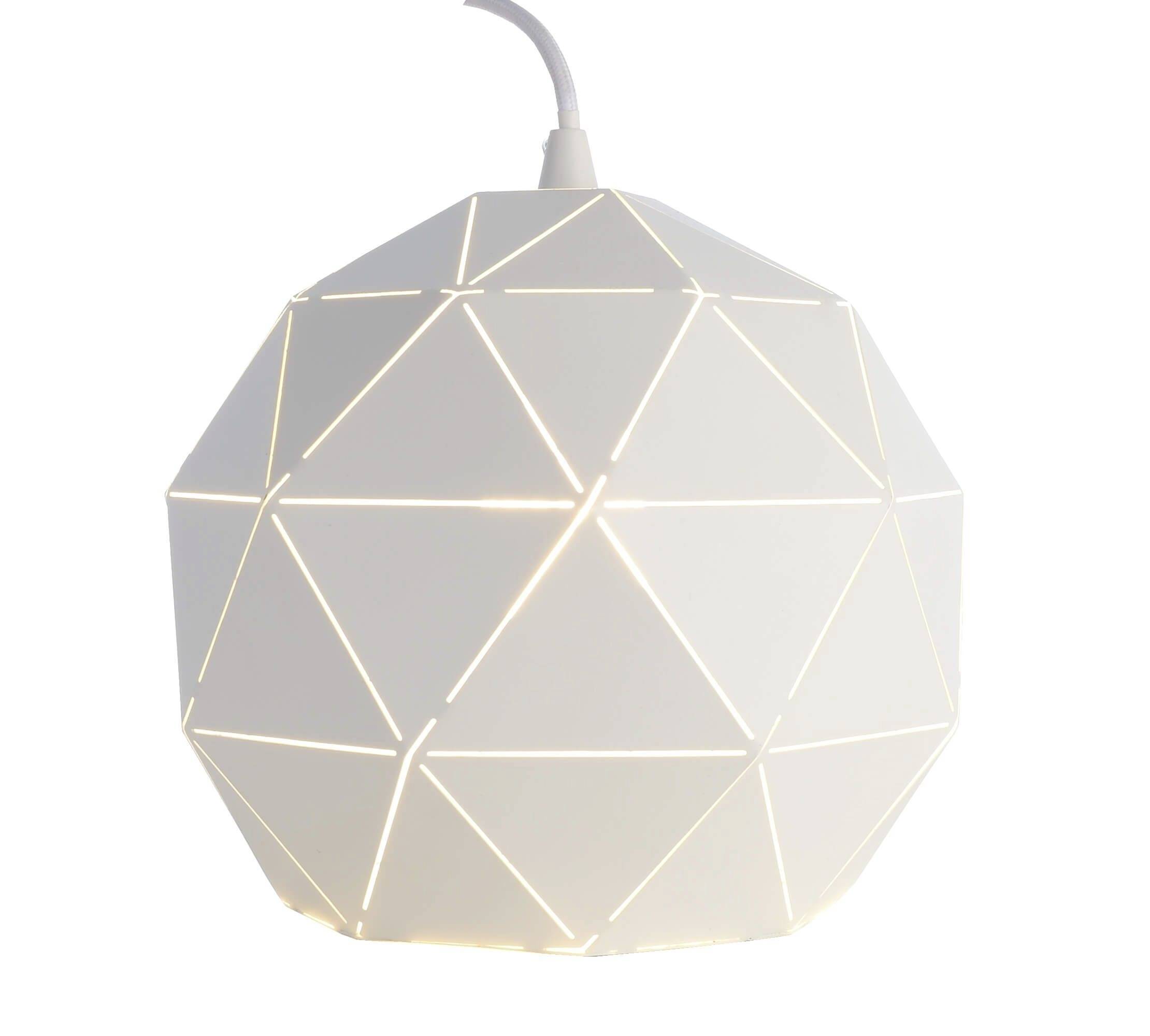 Biała, geometryczna lampa wisząca z sześciokątnymi i trójkątnymi wzorami cięć, przepuszczająca delikatne światło.