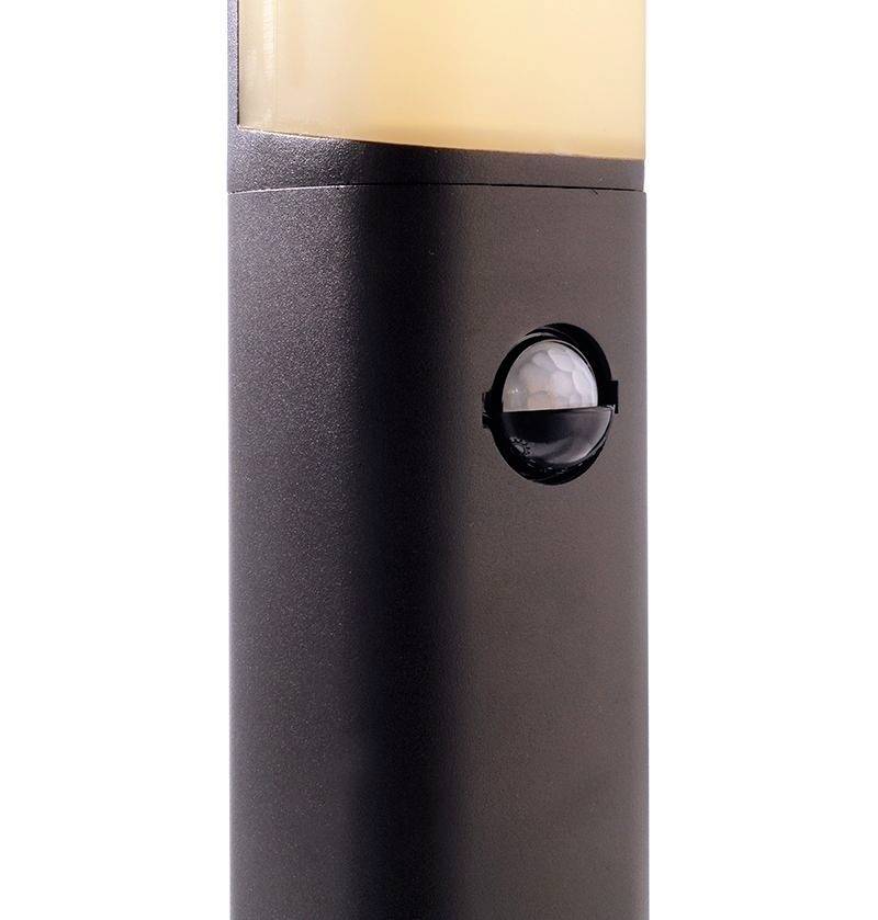 Nowoczesna lampa zewnętrzna z czujnikiem ruchu, idealna do energooszczędnego oświetlenia ogrodu lub podjazdu.