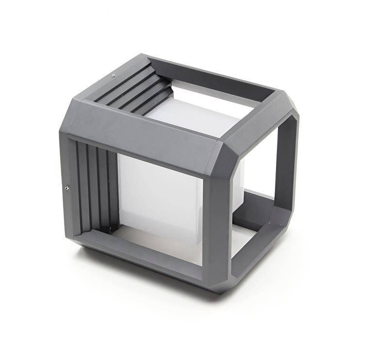 Szara, sześcienna lampa o otwartych bokach z białym, wewnętrznym elementem świecącym. Odpowiednia do nowoczesnych wnętrz lub przestrzeni zewnętrznych.