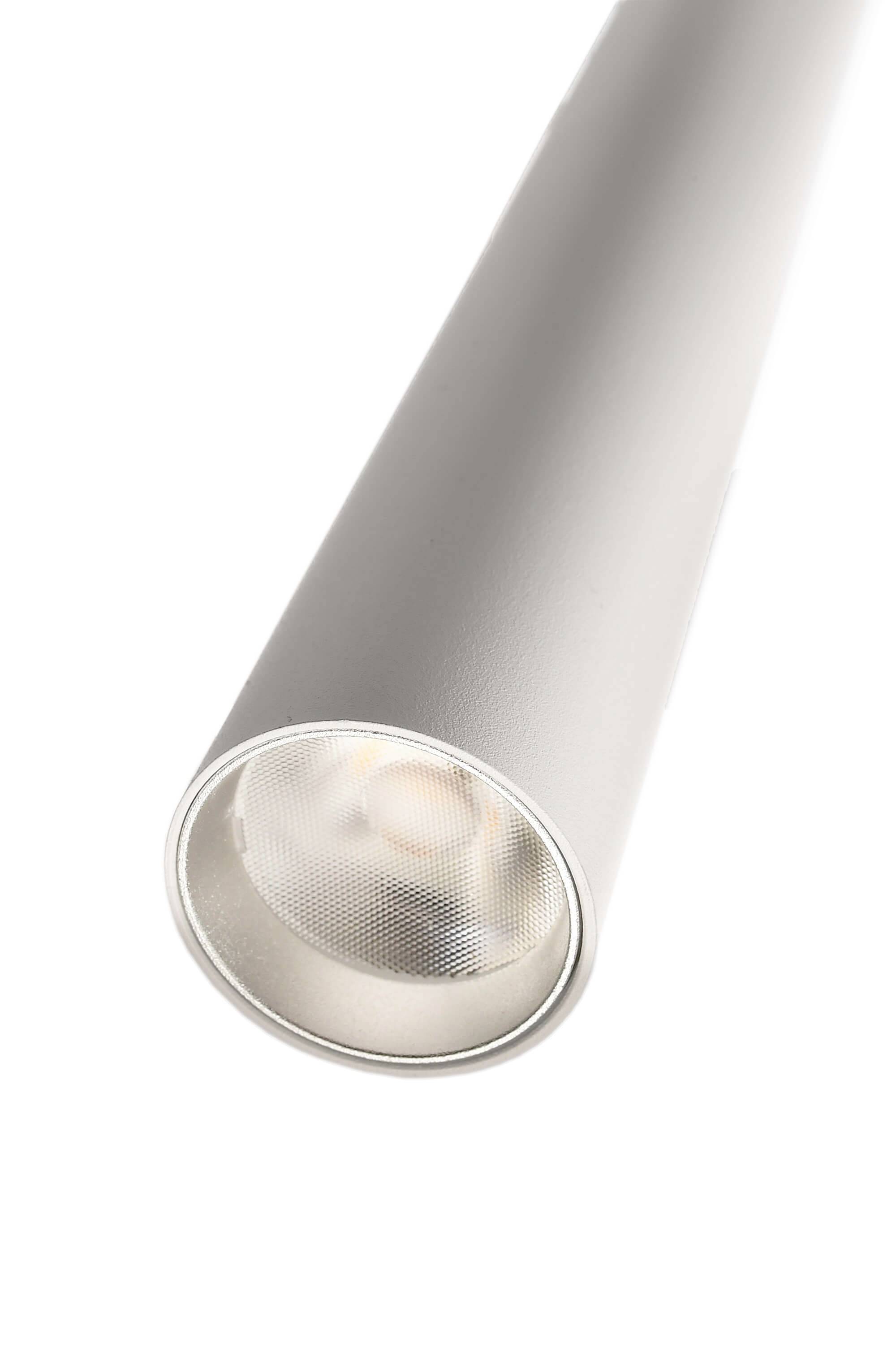 Srebrny, cylindryczny metalowy reflektor LED skierowany w dół, umieszczony na białym tle.