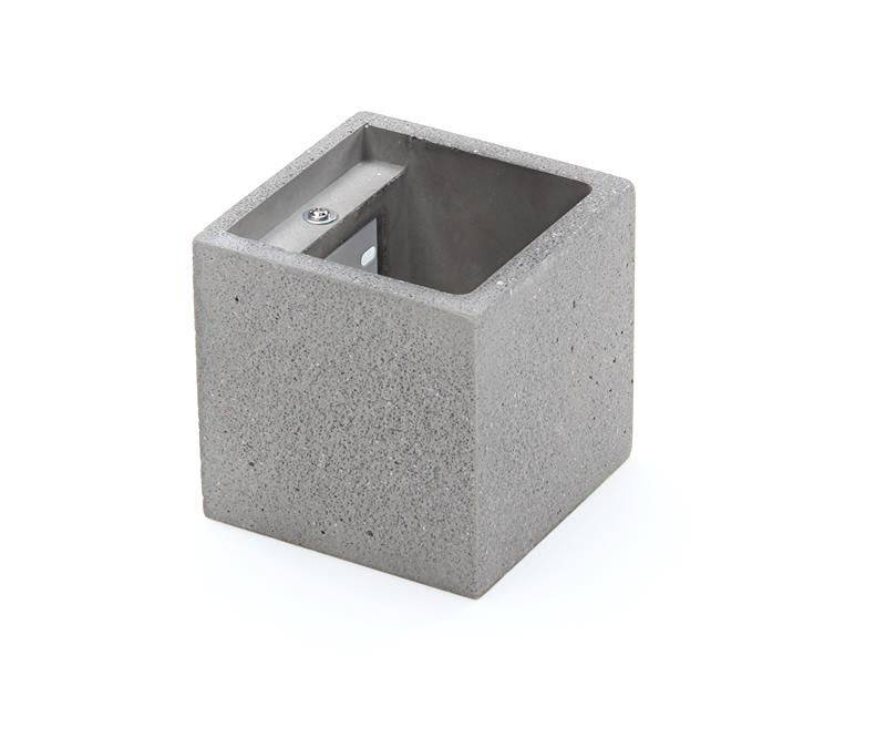 Kwadratowy blok betonowy z otworem od góry.