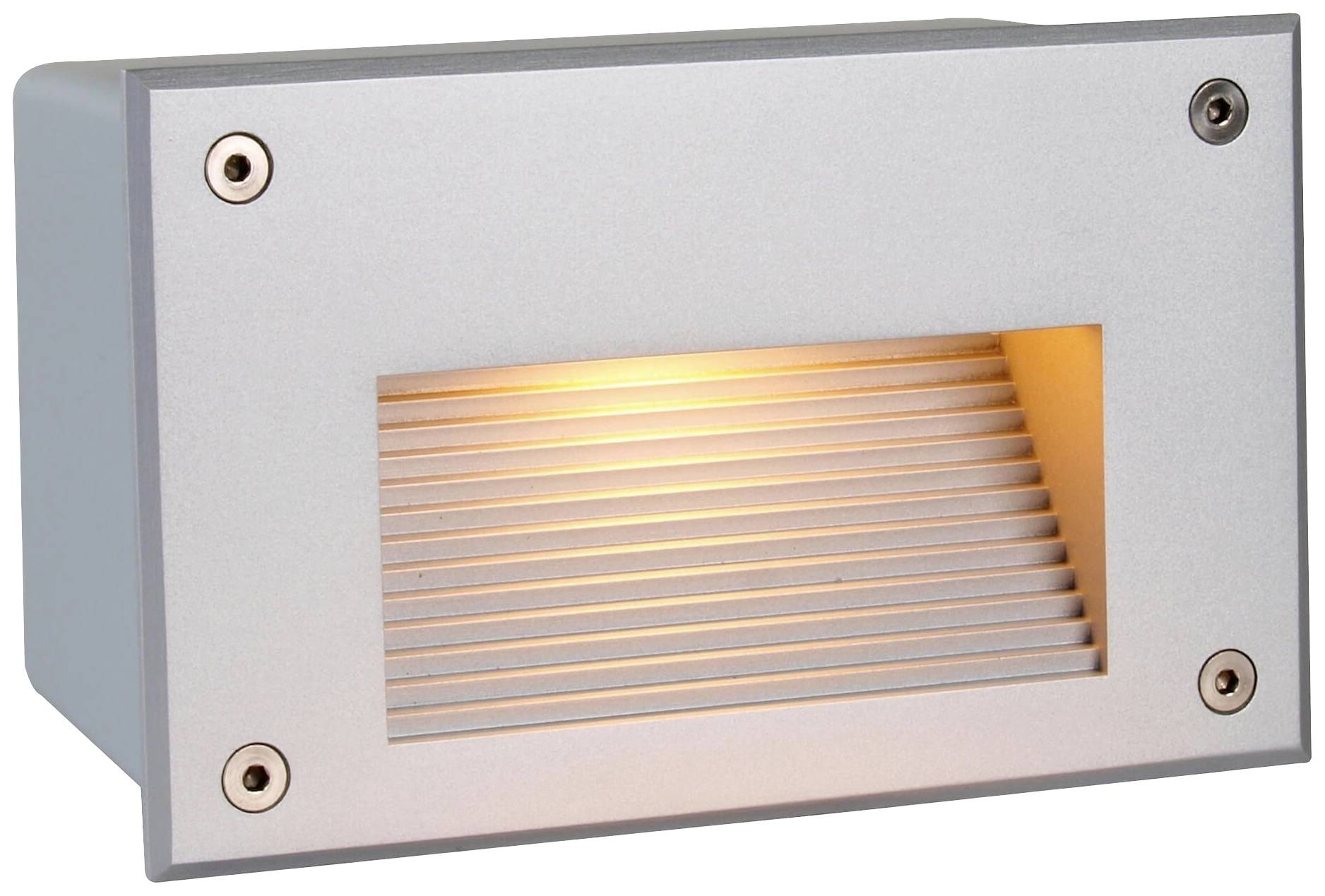 Prostokątna lampa ścienna z metalową obudową i żeberkowanym wzorem. Emituje ciepłe, przyjemne światło, z czterema widocznymi wkrętami w narożnikach.