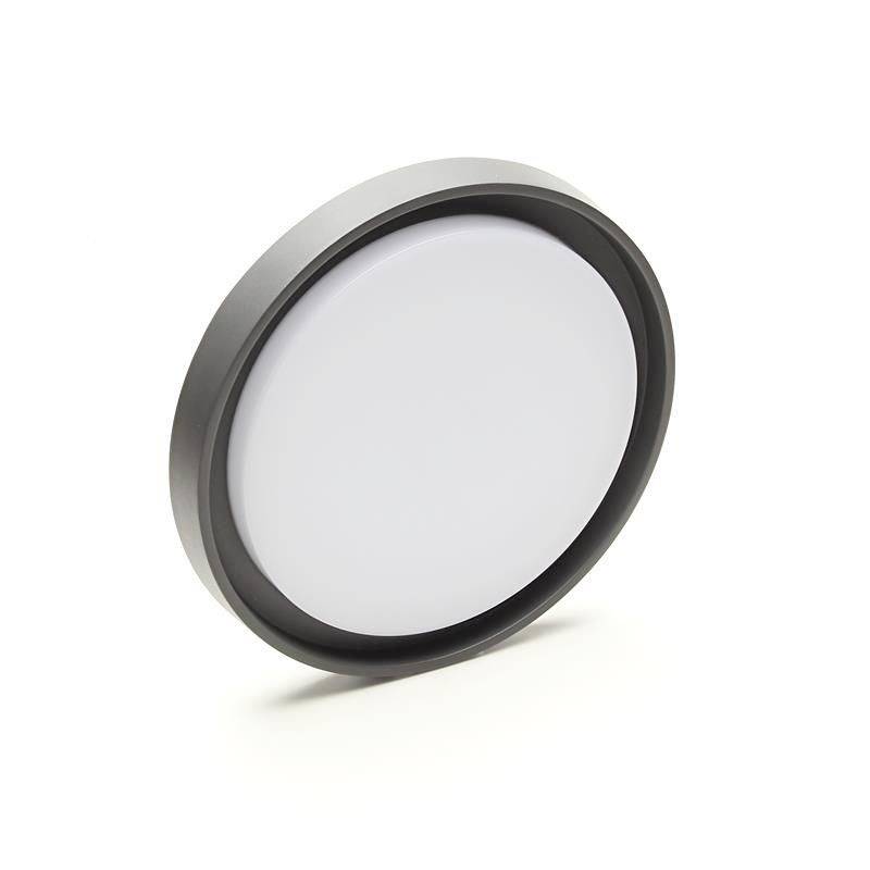 Okrągła lampa LED z czarną ramką i białą powierzchnią świetlną, odizolowana na białym tle.