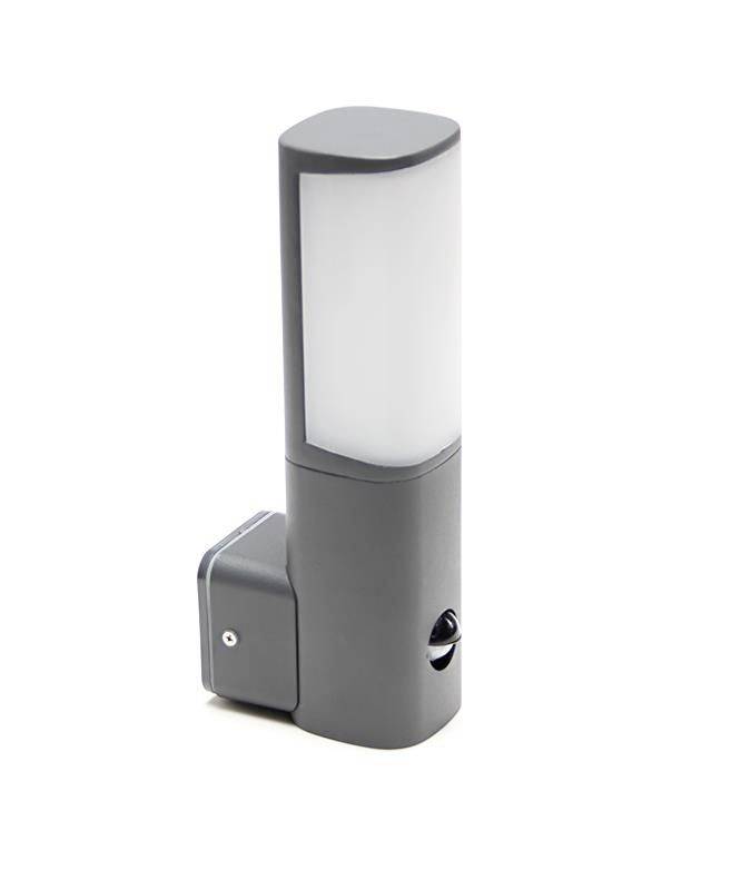 Czarna, nowoczesna lampa zewnętrzna z prostokątnym, białym kloszem i czujnikiem ruchu umieszczonym od spodu.