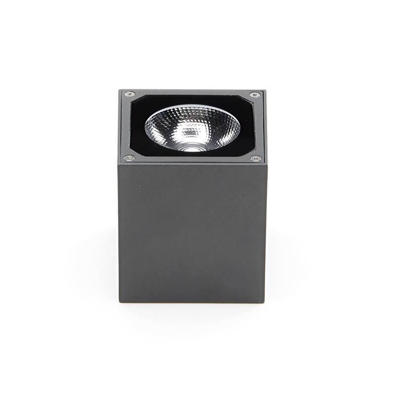 Czarna, sześcienna lampa sufitowa LED z widocznym reflektorem w centrum. Idealna do nowoczesnego, minimalistycznego wystroju wnętrz.