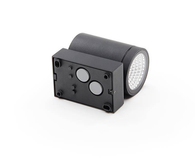 Czarna cylindryczna lampa LED z prostokątną podstawą, przeznaczona do montażu naściennego lub sufitowego we wnętrzach.