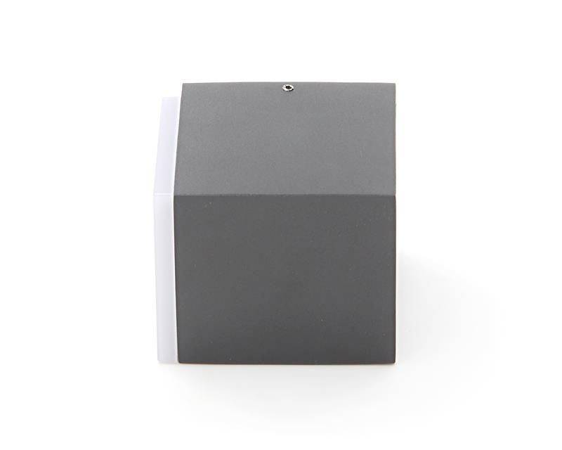 Nowoczesna, szara lampa ścienna odpowiednia do oświetlenia zewnętrznego. Kwadratowy kształt z matową powierzchnią.