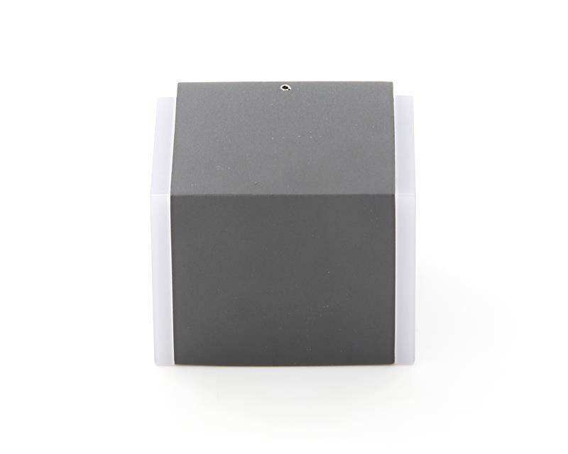 Szara, sześcienna lampa ścienna z metalową ramą i miękkim oświetleniem po obu stronach, na białym tle.