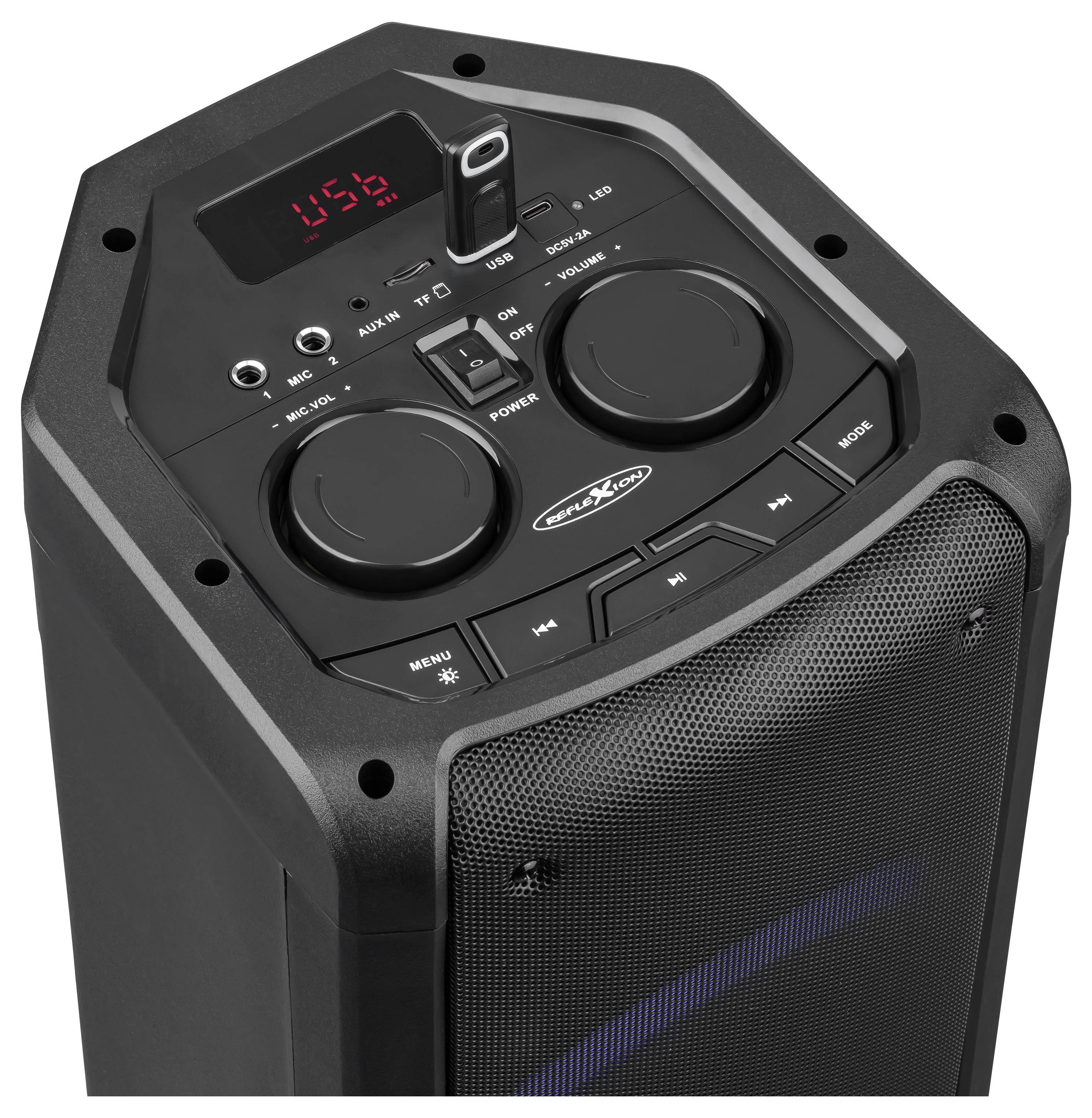 Czarny przenośny głośnik imprezowy z wyświetlaczem LED, dwoma pokrętłami sterowania, gniazdem mikrofonowym i wejściami auxiliarne, przełącznikiem zasilania i przednią kratką.