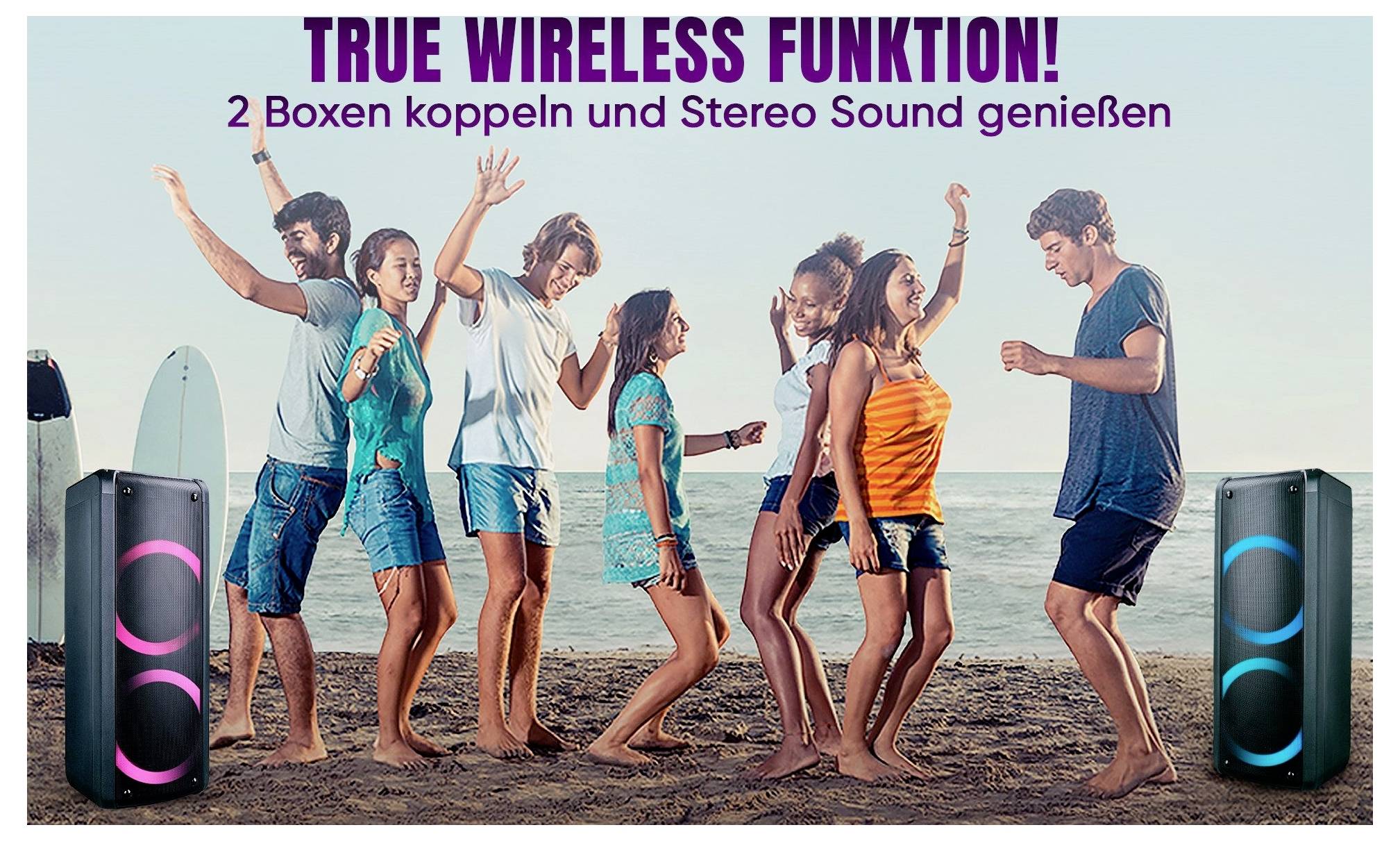 Obraz reklamowy z radośnie bawiącymi się młodymi ludźmi na plaży i dwoma głośnikami; tekst: 'PRAWDZIWA FUNKCJA BEZPRZEWODOWA!' i '2 głośniki sparuj i ciesz się dźwiękiem stereo'.