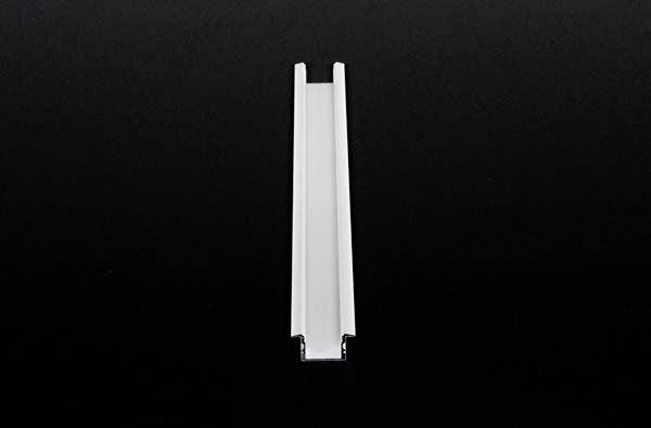 Wąska, biała, kształtem przypominająca literę U szyna aluminiowa leży na czarnym tle.