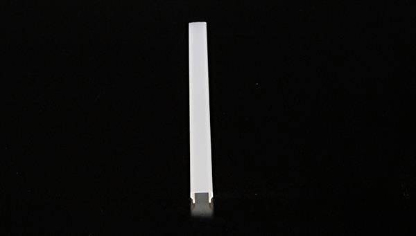 Biały prostokątny pręt na czarnym tle, złapane odbicia światła.