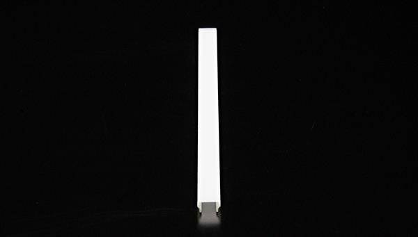 Długa, biała, prostokątna struktura w pionie na czarnym tle.