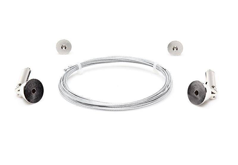 Zestaw metalowych lin stalowych wraz z osprzętem mocującym na białym tle, prawdopodobnie przeznaczony do mocowania różnych przedmiotów.