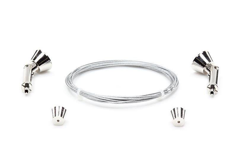 Metalowy zestaw systemu linowego z dwoma mocowaniami końcowymi i przewodem środkowym, przeznaczony do instalacji oświetleniowych lub dekoracyjnych.